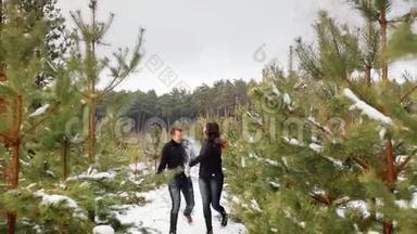 在冬天的森林<strong>里</strong>玩得很开心。 他们在<strong>雪地里奔跑</strong>，大笑.. 摄像机在移动。 圣诞快乐